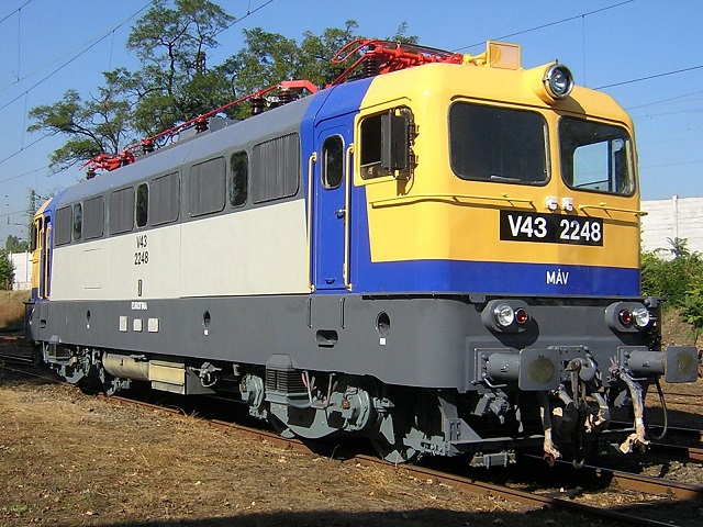 MÁV V43-as mozdony; Nuvovern Aqua kétkomponenses, vízzel hígítható antigraffiti lakk MÁV V43-as mozdony; Nuvovern Aqua kétkomponenses, vízzel hígítható antigraffiti lakk